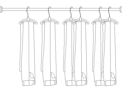Pantalones elegantes en perchas