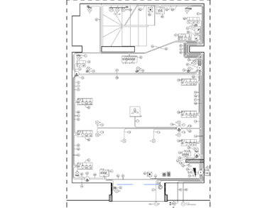 Distribución de puntos eléctricos y conexiones DWG con símbolos de iluminación, referencias numeradas y recorridos sobre una planta arquitectónica